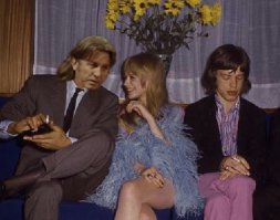 Слушать невозможно — сыграно и спето плохо