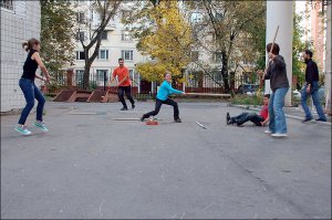 Не может быть никакого сравнения прошлого с настоящим. Сейчас почти никого из детей на улицу гулять не выгонишь, если есть компьютер. А тогда дома просто было нечего делать, поэтому все бежали на улицу.
Игра - палки-банки:
Квадрат очерчивался приблизительно 30Х30 для установки жестяных банок по вертикали, обычно 2 шт. (по договоренности конечно с участниками). БАЗА водящего.
На расстоянии приблизительно 2 м. от базы проводится первая черта (офицерская).
Остальные соответственно на удалении согласно равномерного разделения по оранжиру т.с...
Правила вообще класс!!!
Будучи все солдатами (самое дальнее удаление «черта») Бросают в банки палки (выбор палки забавеен т.к. тонкую и длинную не бросишь, а короткую и тяжелую не метнешь «Думать приходилось перед тем как играть и готовиться» да и партнеры то-же не промах, тем более и водить не очень то хотелось. Менять палки в течении игры запрещалось. Если ломалась, то мржет быть кто — то мог поделиться , но это беда для обоих т.к. вдвоем за одной палкой и вдальнейшем играть... просто немысимо.
ДА!!! Цель водящего: при разбитии банок (при попадании могут разлететься очень далеко) быстро их поставить в базовое положение. при этом если кто-то из бросавших на успел взять в руки именно свою палку, то водящий в это время (очень маленькое для него, народу то много) салит (касается его). В случае касания это « ПРАВО» ВОДЯЩЕГО переходят к нему.
Источник: