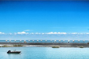 "Алакольские грязи успешно применяются для лечения различных заболеваний периферической нервной системы. Кроме того, в целебных водах Алаколя продуктивно излечиваются хронические заболевания органов дыхания, кожные недуги: экзема, псориаз, нейродермит, крапивница".(с)