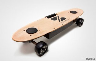 Электрический Скейтборд за $550.
Самоходная модель под названием Zboard. В конструкции используются резиновые колеса, доска из древесины клена, электрический двигатель, и аккумулятор. Управление осуществляется за счет двух педалей. Задняя используется для торможения, а передняя для движения вперед. Максимальная скорость достигает 27 км/ч, а запас хода на одной зарядке - 8 км.
Сверху Тонкая Фанера и тонкий Коврик со свисающими краями, чтобы колёса было НЕ видно.