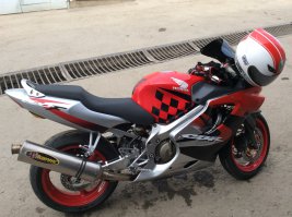 CBR 600F4i. Первый в жизни мотоцикл и уже будет четвёртый сезон на нём))