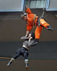 Эта чокнутая из окна выбросилась, а телефон из рук не выпускает, вдруг ктото лайкнет.