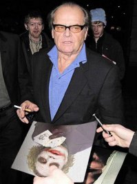 За последнюю отдельный плюс! Зае...ись Николсона подъ...бали, подписывать постер с Джокером на котором Хит Леджер