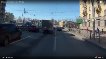 Что в этой ситуации видит водитель машины в правое зеркало? Правильно, газель в своем ряду и пустой правый ряд. И буквально через 2 секунды хруст сносит ему зеркало. Ну а то, что повораяивает не со своей полосы, это с кем не бывало в чужой местности? Всяко может быть. Это не дает права другим носиться между рядов как угорелый...