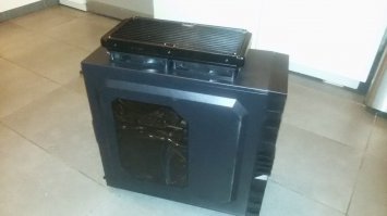 Мой монстр:
Купил с амазона по запчастям и только потом осознал, что данная система охлаждения на такой корпус не ставится. Точнее не ставилась. Было решено "поработать напильником". Точнее болгаркой и бормашинкой.