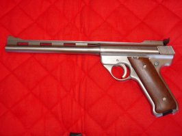 Ну и к чему этот выcер? Пистолет создавался в коммерческих целях, создатели и изготовители заработали и продолжают очень неплохо на нем зарабатывать. Так что для них это очень полезный пистолет.

И автор явно врет в статье, когда пишет
"Очень мощный револьверный патрон .44 magnum, обладающий дульной энергией 1500−1800 Дж, не по зубам ни одному из пистолетов, кроме «Пустынного орла»."
Например пистолеты AMT AutoMag стреляют и более мощными патронами, чем .44 Магнум.