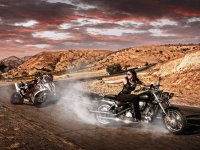 Баян, но актуален после прошедшей у нас мотовыставки:



Смотровая площадка у университета. Там байкеры собираются. Очередная тусовка.
В одной стороне реальные такие дядьки бородатые, солидные. Харлеи стоЯт в рядок блестят хромом, все один к одному. Дядьки чинно спокойно стоят, что-то свое перетирают. Все так спокойно, благородно, солидно...

В другой стороне пацаны на спортах. Вжик-вжик, туда сюда, постоянно шастают, визжат, вилли и т.п., то в магазин отъедут, то приедут, как улей пчелиный короче.

Тут один из них к дядькам подлетает, стоппи, дым из под колес... И спрашивает:
- Мужики! А чего вы с нами никогда не знакомитесь ?
Дядька спокойно так, сплевывая в сторону:
- А чего с вами знакомиться-то?.. ВЫ КАЖДЫЙ ГОД НОВЫЕ...