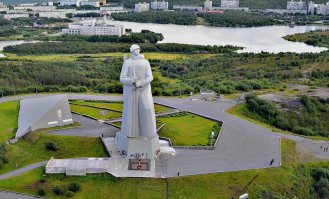 А вот и наш Мурманский Алёша.
Мурманский «Алёша» является не просто памятником и достопримечательностью, с годами он стал своеобразным символом города. Если Вы никогда не были в Мурманске и не видели этот мемориал, то при первом же визите в заполярную столицу не сможете его не заметить. Расположен мемориал защитникам Заполярья на «Зеленом мысе», высота сопки над уровнем моря равна 173 метра, поэтому «Алёшу» хорошо видно практически из любой части Мурманска и пригорода.