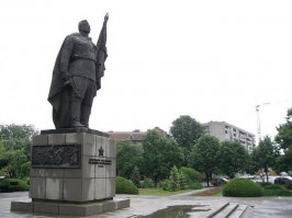 Памятник "Альоша" в г. Русе. Как бы метка для всех горожан. Как ни встреча, сборка, событие - "Встретимся у Альоши".