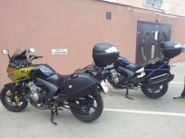 Я себе тоже боковые купил и центральный уофры, а гоняю только с центральным :) Хотя в прошлом году, когда прокатил по Европе 5600 км, весь комплект очень пригодился. Даже сумку пришлось забацать на место пассажира :)