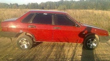 А я шестере жопу задирал а морду сажал, классно выглядела и на скорости сидела на дороге плотнее.
В мое время "пацанские" тачки выглядели вот так;