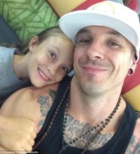 Тут на фото она со своим отцом. Который держит свой тренажерный зал, и попутно является ее тренером.

Вообще то, если уж копипастить то стоит постараться посмотреть другие источники и узнать.
1. В данном соревновании участникам не более 18 лет.
2. Тренируется с мая 2015г. по 3 часа в день, 5 дней в неделю.