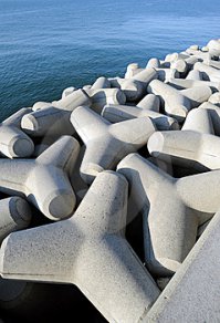 Под все опоры навалить бетонных хреновин !!!