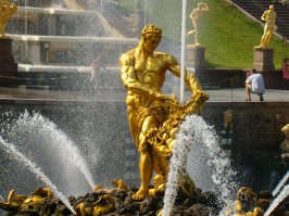 Сейчас, из за интенсивного строительства в самом Петергофе нарушена ирригационная система прудов и каналов верхнего уровня. Уникальность Петергофских фонтанов в том, что насосов там нет - гидравлика работает на разнице уровней. 
И, да, на моей памяти высота столба фонтана-  "Самсон, разрывающий пасть льва"  существенно снизилась.