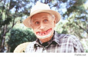 Это все те, кто приехал в супермаркет за покупками (белое здание в верху картинки).