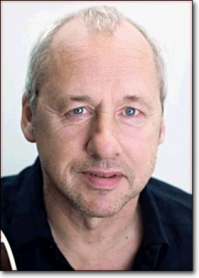 А ещё он невероятно похож на Марка Нопфлера: