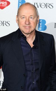 А еще он невероятно похож на Марка Нопфлера: