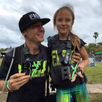 Тык-с, я быстро полинчую, совсем не много ;)
Как можно видеть, это совсем не курс "разработанный ВМС США" (правда сорри, статей на рус языке не нашел) - пруф статья  Если в кратце, то данный курс с забегом на 36 миль (57,93 км), 8 км заплывом и 6 кругов по 25 препятствий были разработаны Раяном Аткинсом который пробежал в 2013 - 95 миль (152,88 км) за 24 часа (какой-то всемирный чемпионат на выдержку).

Я конечно понимаю, что звучит броско - "разработанный ВМС США". Но когда это этим не является, печально как-то. Уж проверяли бы, прежде чем вброс информации делать. Да и не смогла бы девочка пройти физ тесты морпехов, вот один -  (опять же сорри, что нет русской версии, хз где ее искать, правда там таблицы есть (там мин значение указаны если что)). А вот и второй -  (это уж больше боевая подготовка, как пример оттуда поднятие двух 13,6 кг цинка с патронами над головой в течение двух минут). Если кому интересно, могу более детально перевести чем там занимаются.