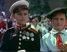 "О наградах можете гадать сами...." 
А что тут гадать: (от плеча к пуговицам) медаль "за боевые заслуги", медаль "за отвагу", ОРДЕН "Слава" III степени. Очень, как сейчас принято говорить, "крутой" солдатский набор ВОВ! Учитывая возраст героя - я реально восхищён!
Надеюсь, этот парень сейчас жив, вот бы его найти!!!