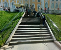 Да ну, где они там появлялись/исчезали? Они везде были, просто постепенно количество деревьев уменьшалось и всё.
Меня больше смущают туловища людей в гуглмэпе рядом с этим каскадом. Помнится, Томми в Вайс-сити иногда так проваливался