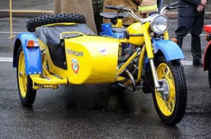 фото вроде не зеркальное, а коляска слева
 а что такие тоже делают?
 а у нас такими пользоваться можно?