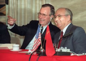 Боюсь,что Вы правы, и тогда это- (которое справа)первый лиде р(именно так) государства,который провел эксперимэнт по проведению ОРАНЖЭВОЙ РЭВОЛЮЦИИИ.