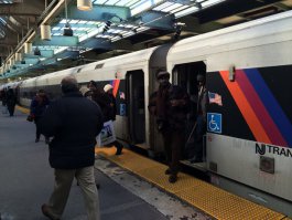 На больших станциях, конечно, было получше, но все равно "дырка" никуда не делась. 

Так что, куда ни кинь, надо mind the gap :)