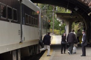 Это еще ничего - вот на фото одна из многочисленных небольших станций в получасе-часе езды от Нью-Йорка - NJTransit - в штате Нью-Джерси. Многие старые станции вообще сделаны без подъема относительно уровня рельс, так что, чтобы зайти в поезд, надо залезать на довольно высокую ступеньку, а потом прошагать еще 2-3 ступеньки вверх.
Я в городке с такой станцией жил несколько лет и, несмотря на нормальное физическое состояние, крайне матерился каждый раз, когда, например, ехал с багажом в аэропорт - залезть в поезд был тот еще квест с тяжелой сумкой :)