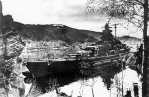 Лет семьдесят назад в этих фьордах умело ныкался Трипиц, после того как Бисмарк пошёл на дно. Англичане опасались этого линкора... Худ его знает почему..