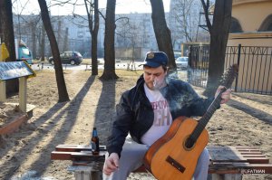 Курение и распитие пива на детской площадке.