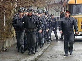 Вот ты и попался! А мы-то замучились. Приезжаем на вызов - никого, а это у него, понимаешь ли, пин-код зеркальный. Группу захвата, как к злостному нарушителю (несколько десятков ложных вызовов) отправили, жди.