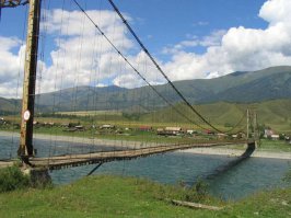 Дорога к озеру начинается с моста через реку Катунь.