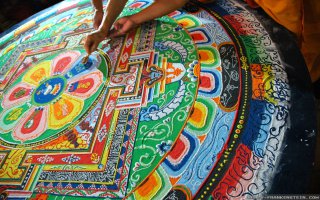 На первой, почти мандала.