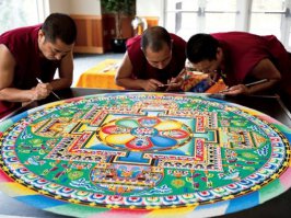 На первой, почти мандала.