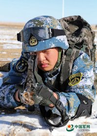 Вот что самое интересное, аффтар не только дурак, но и не лечится!!!!

Высосал какую-то Хню из пальца... И смешал в кучу русский камуфляж, китайский и американский...
Китайский цифровой камуфляж Тип07 (ТИП, придурок, а не "модель". У китайцев все через ТИП идет!) бывает 4-х видов:
- Пустыня. ОСНОВНОЙ камуфляж китайской армии (Рис. 1). Расцветка: светло-коричневая основа, средне и темно коричневые, черные пятна. Причем это именно основная расцветка. Она же применяется и зимой (фотка 2). В случае необходимости на нее просто набрасывается белый маскхалат. 
- Джунгли (рис.3). Основные цвета: светло зеленая основа, темно зеленые, коричневые и черные пятна
- Воздушно десантные войска (Рис.4). Основные цвета: Светло серая основа, на ней средне серые, темно серые и синие пятна.
- Морпехи (Рис.5). Основные основные цвета: голубая основа, на ней синие, песчаные и хаки пятна.
Вот это, то что касается "тайны китайского камуфляжа". А то что написал ты, это бред тупой школоты.