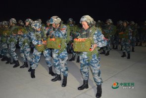 Вот что самое интересное, аффтар не только дурак, но и не лечится!!!!

Высосал какую-то Хню из пальца... И смешал в кучу русский камуфляж, китайский и американский...
Китайский цифровой камуфляж Тип07 (ТИП, придурок, а не "модель". У китайцев все через ТИП идет!) бывает 4-х видов:
- Пустыня. ОСНОВНОЙ камуфляж китайской армии (Рис. 1). Расцветка: светло-коричневая основа, средне и темно коричневые, черные пятна. Причем это именно основная расцветка. Она же применяется и зимой (фотка 2). В случае необходимости на нее просто набрасывается белый маскхалат. 
- Джунгли (рис.3). Основные цвета: светло зеленая основа, темно зеленые, коричневые и черные пятна
- Воздушно десантные войска (Рис.4). Основные цвета: Светло серая основа, на ней средне серые, темно серые и синие пятна.
- Морпехи (Рис.5). Основные основные цвета: голубая основа, на ней синие, песчаные и хаки пятна.
Вот это, то что касается "тайны китайского камуфляжа". А то что написал ты, это бред тупой школоты.