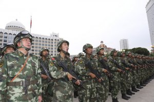 Вот что самое интересное, аффтар не только дурак, но и не лечится!!!!

Высосал какую-то Хню из пальца... И смешал в кучу русский камуфляж, китайский и американский...
Китайский цифровой камуфляж Тип07 (ТИП, придурок, а не "модель". У китайцев все через ТИП идет!) бывает 4-х видов:
- Пустыня. ОСНОВНОЙ камуфляж китайской армии (Рис. 1). Расцветка: светло-коричневая основа, средне и темно коричневые, черные пятна. Причем это именно основная расцветка. Она же применяется и зимой (фотка 2). В случае необходимости на нее просто набрасывается белый маскхалат. 
- Джунгли (рис.3). Основные цвета: светло зеленая основа, темно зеленые, коричневые и черные пятна
- Воздушно десантные войска (Рис.4). Основные цвета: Светло серая основа, на ней средне серые, темно серые и синие пятна.
- Морпехи (Рис.5). Основные основные цвета: голубая основа, на ней синие, песчаные и хаки пятна.
Вот это, то что касается "тайны китайского камуфляжа". А то что написал ты, это бред тупой школоты.