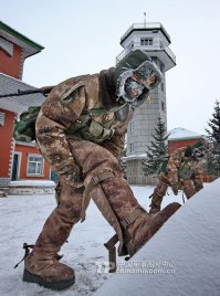 Вот что самое интересное, аффтар не только дурак, но и не лечится!!!!

Высосал какую-то Хню из пальца... И смешал в кучу русский камуфляж, китайский и американский...
Китайский цифровой камуфляж Тип07 (ТИП, придурок, а не "модель". У китайцев все через ТИП идет!) бывает 4-х видов:
- Пустыня. ОСНОВНОЙ камуфляж китайской армии (Рис. 1). Расцветка: светло-коричневая основа, средне и темно коричневые, черные пятна. Причем это именно основная расцветка. Она же применяется и зимой (фотка 2). В случае необходимости на нее просто набрасывается белый маскхалат. 
- Джунгли (рис.3). Основные цвета: светло зеленая основа, темно зеленые, коричневые и черные пятна
- Воздушно десантные войска (Рис.4). Основные цвета: Светло серая основа, на ней средне серые, темно серые и синие пятна.
- Морпехи (Рис.5). Основные основные цвета: голубая основа, на ней синие, песчаные и хаки пятна.
Вот это, то что касается "тайны китайского камуфляжа". А то что написал ты, это бред тупой школоты.