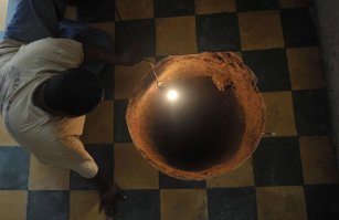 Теперь понятно, почему от ветра у них дома разваливаются. Они же под дом фундамент не закладывают! Плитку на землю кладут