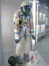 Скафандры, которые описаны в данном посте, предназначены для штатного выхода в открытый космос.
Когда на МКС находится 6 человек, к ней пристыкованы два корабля "Союз-ТМА-М", когда трое - соответственно остается один корабль. Корабли - трехместные. В каждом из кораблей находятся три скафандра "Сокол-2", в которых космонавты, собственно, прилетают на борт МКС с Земли.
Так что в случае аварии нужно срочно лететь в "Союз", в котором прилетел, натягивать "Сокол" и ждать остальных членов экипажа этого "Союза". Дальше действовать по командам центра управления.
Вот скафандр "Сокол-2" (у китайцев такой же):