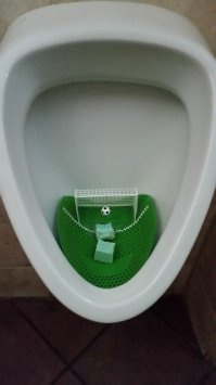 Ахахаха, вот фотка, фотографировал сам в Чехии в сортире.
Тут уже два игрока ;)