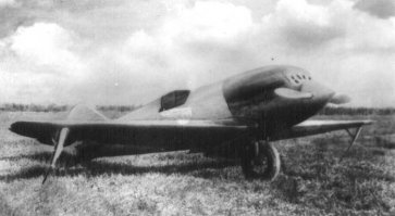 ну во многом  изза своей экспериментальности. Все его самолеты были с какими либо изюминками, а многие изначально предназначались не для серии а для отработки технологий. И самолеты Cталь это далеко не единственное что он разрабатывал. А по поводу их обалденности - высокие летные характеристики не делают их пригодными для серии и даже вообще для эксплуатации самолетами. Например один их них (сталь-6) делался с легким намеком на истербитель (даже с местом под два пулемета) но на деле - для рекорда скорости. Ну вот и скажите, какой в реальности истребитель получился бы из самолета со слабым вооружением, с ужатым донельзя кокпитом (обзор чуть больше никакого), запредельной нагрузкой на крыло в угоду скорости, с жутчайшими взлетно-посадочными характеристиками, посредственной маневренностью, и особенно эпично - с шассии из одного колеса и 3х костылей. Ну да, его было бы сложно сбить - хрен догонишь. А какой от него толк как истребителя? Даже забив на его стоимость? Бартини играл в большей степени роль ученого-ислледователя чем "прикладного" авиаконстурктора