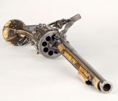 Так точно! Револьвер Георга Райншвайна датирован 1597 годом. Причём он, судя по качеству выделки и продуманности конструкции был явно не экспериментальным оружием, хотя его и считают первым дошедшим до нас револьвером.