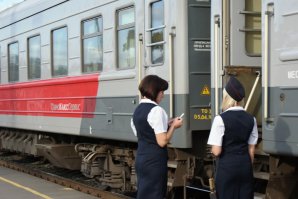 Дырка эта помешает разве что пожилым людям. Лично мне вообще не составит труда перешагнуть. Я ещё помню ни то что дырки, а лесенки в вагон,вот они действительно доставляют неудобства.