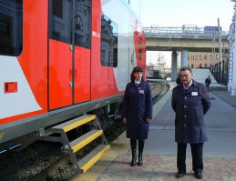 НУ или так...
Чо тут необычного?  А то, что дверь очень широкие и поручни( внутри) неудобные,  с чемоданов в руке, свалится на сторону очень легко,.....инновации блин...