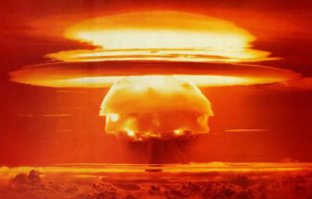 Цензуре не понравились сцены с проститутками (одна в «Стамбуле», другая — в гостинице «Атлантика»), пьянства главного героя, безалаберность таможенников и др. Чтобы сохранить фильм в первозданном виде, режиссёр Леонид Гайдай пошёл на трюк: добавил в конце фильма ядерный взрыв и заявил комиссии Госкино, что согласен удалять любые сцены, кроме этой. На вопрос о необходимости взрыва он ответил: «Неужели вы забыли о сложнейшей международной обстановке? Империализм размахивает ядерной дубиной!» Комиссия согласилась сохранить фильм без иных купюр, но только если будет убран взрыв, на что режиссёр и рассчитывал.