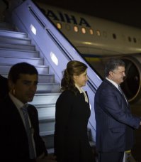 Стали известны подробности прибытия в США Президента Украины для участия в саммите по вопросам ядерной безопасности. Несмотря на то, что украинская сторона заранее предупреждала Белый Дом о прибытии в страну делегации из Украины во главе с президентом Петром Порошенко, в аэропорту Даллеса её никто не встречал." - передает ведущий информационного издания Sky News.

"Отсутствие каких либо встречающих, вызвало немалое удивление и недоумение у прибывших из Украины. По словам технического работника, подававшего трап, ситуация возникла настолько комичная, что он не смог удержать смех, чем вызвал возмущение украинской стороны.
"Когда я подал трап и открылся люк самолета, из него вышел не вполне трезвый полный мужчина с широкой улыбкой, который сразу начал махать рукой в знак приветствия, за которым появились с такими же улыбками сопровождающие. Они явно ожидали, что их будут встречать и в первую минуту вели себя так, как будто перед самолетом выстроилась толпа представителей из Белого Дома и Конгресса США по бокам красной дорожки. Тот первый полный мужчина довольно неуверенно сошел по трапу и как будто протягивал руки для приветствия. Было еще темно и он видимо не разглядел, что приветствовать кроме меня некого, о чем я ему и сказал, пожав протянутую руку.
Может я повел себя не вполне дипломатично, но поверьте это выглядело невероятно смешно и я громко засмеялся. Это как посмотреть классный комикс с неожиданной развязкой.
Вышедшие из самолета люди собрались в кучу, были слышны возмущенные интонации. Я не понимал их язык, но различил раздражительный тон в их разговоре. Некоторые пытались куда-то звонить, но видимо у них что-то пошло не так и в итоге, через 40 минут ожидания у самолета, они проследовали к стоянке такси." - рассказывает специалист аэропорта Даллеса.
Отсутствие встречающих украинскую делегацию, конечно, не вполне соответствует дипломатическому протоколу, однако следует учитывать, что прибытие государственных представителей Украины в Соединенные Штаты стало частым и, по сути, рутинным делом, а у американской стороны могут быть более важные дела, чем избыточные мероприятия в аэропорту по встрече украинских делегаций." - заключает ведущий Sky News.