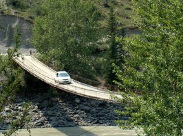 Пытался как то доехать до Тюнгура по навигатору) пару лет назад. Он уверенно вёл меня прямо по чуйскому, хотя надо было на Усть Коксу сворачивать, как потом выяснилось. Потом, когда до места назначения по его данным оставалось километров 30 он наконец то сказал "направо". К этому моменту уже стемнело и справа была грунтовая дорога круто уходящая вниз, где в темноте шумела Катунь. Съехали. Проехали по скрипящему подвесному мосту и дальше поехали по такой же "дороге" шириной в один автомобиль вверх. Слева обрыв, справа скала). Въехали в какую то деревню. Ночь. Пусто. Темнота. В свете фар ржавые кузова машин какие то. Жена стала роптать. Навигатор начал путаться в показаниях и направлениях, но оптимистично показывал до цели уже около 20 км. Проехали деревню, просёлочная дорога уходила куда то в поле в темноту, потом стала разветвляться и становиться все менее различимой в траве. Было принято решение вернуться в деревню. Там было по прежнему пусто, темно и зловеще. И тут я увидел уазик-таблетку в котором горел свет. Внутри оказались мужики в камуфляже которые пили водку и немало удивись когда я к ним заглянул. Спросил у них как доехать до Тюнгура. Те переглянулись и спросили - по навигатору едешь?. Если тебе прям сильно туда надо, оставляй машину и иди пешком. К утру придёшь. Тут километров 20 (навител не врал). А ещё лучше ночуй здесь. Как выяснилось, прямую дорогу через перевал строили ещё в 50х и даже пробили, но госкомиссия её не приняла, как опасную, но на некоторые карты она попала. По словам людей из УАЗика, даже они на таблетке там проехать не смогут. В деревне только не вставай и с местными не разговаривай, предупредили. Перед деревней есть поляна для туриков езжай туда. И после этого налили мне полстакана водки. Жизнь стала налаживаться. Вернулся в машину. Объяснил супруге ситуацию. Доехали до поляны. На ней в темноте обнаружилась пара машин туристов, которые заняли единственные два домика. Встали рядом. Переночевали в машине. Утром встали - красотища.  Пофотографировали места где ночью ехали. Очень люблю Горный. Этим летом снова поедем).