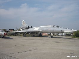 Упомянутое "шило" Ту-22, стоявшее в Иркутском Авиационном училище Когда-то Каддафи такими бомбил Нджамену.