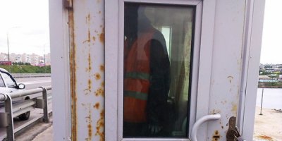 В Мурманске манекен в форме охранника пять месяцев "стерег" мост и получал зарплату.

Следственное управление МВД России по Мурманску возбудило уголовное дело о мошенничестве в крупном размере, передают «Вести». Именно так квалифицировали правоохранители появление на Кольском мосту вместо охранника манекена, одетого в форму.

В прокуратуре Мурманской области выяснили, что по договору ЧОП должно было выставить четыре поста и вести круглосуточную охрану моста. Но с марта по июль 2015 года «неустановленное лицо из числа руководства ООО ЧОО «Оберег» распорядилось о выставлении только трех постов». При этом в областное учреждение по управлению автомобильными дорогами «Мурманскавтодор» выставлялись счета на оплату услуг четырех постов охраны. Уголовное дело возбуждено по части 3 статьи 159 («Мошенничество, совершенное в крупном размере») Уголовного кодекса России.

Факт подмены охранника на мосту через Кольский залив вскрылся в июне во время проверки исполнения законодательства в области обеспечения транспортной безопасности. Прокуратура Октябрьского округа города обнаружила, что на посту номер два дежурит манекен. Как заявила прокуратура, сейчас подсчитан ущерб, нанесенный бюджету в результате преступных действий руководства предприятия, — 321 тысяча рублей.